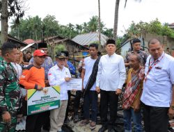 Bentuk Perhatian Pemkab Pasaman, Sabar AS Serahkan Bantuan Pada Korban Kebakaran Sitombol Tapus