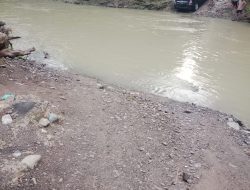 Tidak Adanya Jembatan, Warga Jorong Muara Tais Harus Melintasi Arus Deras Sungai