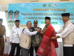 Sambut FKUB Kota Sibolga Bupati Pasaman Welly Suhery di Selempangkan Kain Ulos