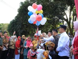 Bupati Pasaman Welly Suhery Lepas Ribuan Peserta Pawai Alegoris Pelajar Se Pasaman