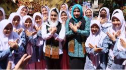marlina yang sering di sapa ka na.mendampingi wakil mentri isyana bagoes oka.dalam acara peresmian sma 10 fajar harapan banda aceh.