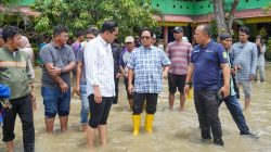 Rico Waas Kunjungi dan Salurkan Bantuan Logistik untuk Pengungsi Banjir