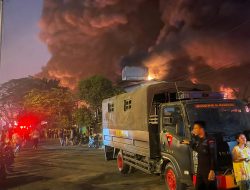 Sigap dan Tanggap, Mobil Armoured Water Cannon (AWC) Brimob Polda Sumut Dikerahkan Padamkan Kebakaran Hebat di PT Garuda Mas Perkasa