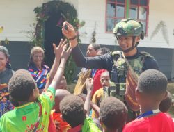 Kedekatan Masyarakat Sanepa dengan Personel Satgas Yonif 113/JS.