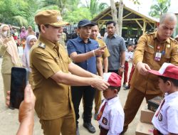 Wali Kota Lhokseumawe menyalurkan bantuan berupa sepatu dan seragam sekolah kepada anak-anak korban bencana banjir