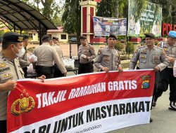Wujud Nyata Kepedulian, Polres Langkat Bagikan Takjil Jelang Berbuka