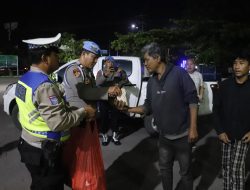 Sambut Fajar Ramadhan, Polres Langkat Berbagi Nasi Sahur untuk Masyarakat Stabat