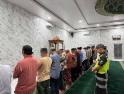 Personel Polres Langkat Laksanakan Safari Tarawih Bersama Masyarakat di Masjid Nurul Muslimin