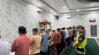Personel Polres Langkat Laksanakan Safari Tarawih Bersama Masyarakat di Masjid Nurul Muslimin