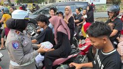 Polres Langkat Berbagi Takjil di Hari ke-22 Ramadhan, Wujud Kepedulian kepada Masyarakat