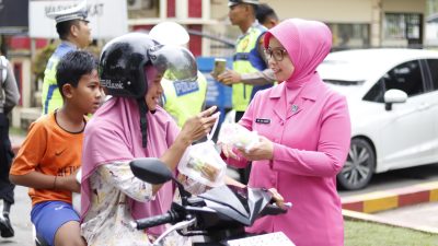 Polres Langkat dan Bhayangkar Berbagi Takjil diHari ke-23 Ramadhan, Wujud Kepedulian kepada Masyarakat