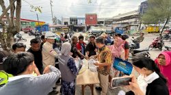 Pelindo Regional 1 Bagikan Takjil Gratis kepada Masyarakat di Sekitar Pelabuhan