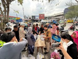 Pelindo Regional 1 Bagikan Takjil Gratis kepada Masyarakat di Sekitar Pelabuhan