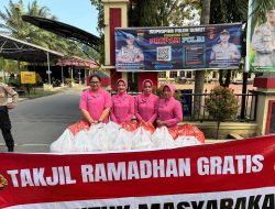 Polres Langkat Berbagi Takjil di Hari ke-25 Ramadhan, Wujud Kepedulian Kepada Masyarakat