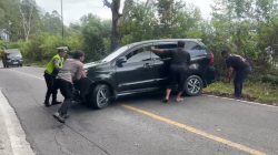 Polisi Sigap Bantu Wisatawan, Mobil Mogok di Jalur Perbukitan Samosir Berhasil Dievakuasi