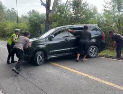 Polisi Sigap Bantu Wisatawan, Mobil Mogok di Jalur Perbukitan Samosir Berhasil Dievakuasi
