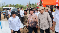 Ayah WA dan Menkopolkam Serahkan Huntap bagi 104 Keluarga Korban Banjir Lapang