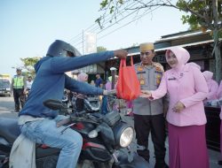 Ramadan Penuh Berkah, Kapolres Lhokseumawe dan Bhayangkari Berbagi Takjil di Kuta Makmur