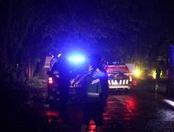 Polres Langkat Gerak Cepat Evakuasi Pohon Tumbang dan Urai Kemacetan Arus Lalu Lintas