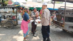 Jumat Berkah Polsek Kuala, Berbagi Nasi Kotak Sambil Pererat Kedekatan dengan Masyarakat