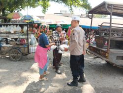 Jumat Berkah Polsek Kuala, Berbagi Nasi Kotak Sambil Pererat Kedekatan dengan Masyarakat
