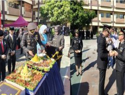 Momen Haru Hari Bhayangkara ke-80, Kapolres Gowa Serahkan Tumpeng kepada Personel Tertua dan Termuda