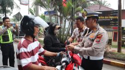 Polres Langkat Bagikan 500 Bendera Merah Putih, Bangkitkan Semangat Kemerdekaan di Tengah Masyarakat
