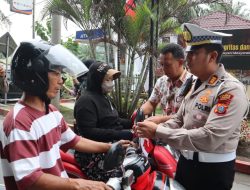 Polres Langkat Bagikan 500 Bendera Merah Putih, Bangkitkan Semangat Kemerdekaan di Tengah Masyarakat