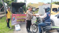 Polsek Kuala, Berbagi Nasi Kotak Sambil Pererat Kedekatan dengan Masyarakat