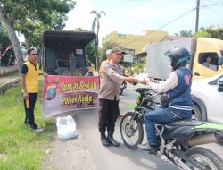 Polsek Kuala, Berbagi Nasi Kotak Sambil Pererat Kedekatan dengan Masyarakat