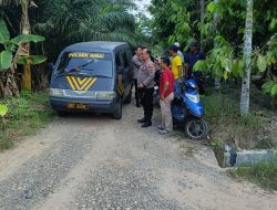 Dengar Keluhan Warga, Kapolsek Hinai Tinjau Jembatan Rusak di Batu Melenggang