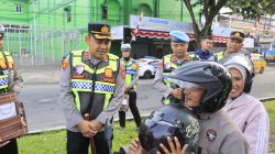 Kapolres Langkat Beri Bingkisan untuk Pegendara yang Tertib Berlalu Lintas