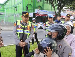 Kapolres Langkat Beri Bingkisan untuk Pegendara yang Tertib Berlalu Lintas