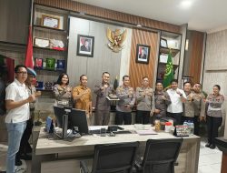 POLRES BITUNG BERIKAN KEJUTAN MANIS UNTUK KEJARI BITUNG, PERKUAT KEBERSAMAAN DAN SINERGITAS PENEGAKAN HUKUM