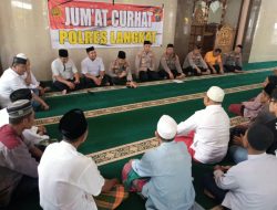 Kapolres Langkat Sambangi Masjid Jamik Al Amin, Serahkan Bansos dan Serap Aspirasi Warga