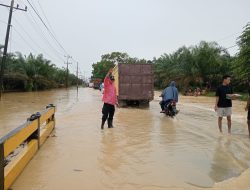 Respons Cepat Laporan Call Center 110, Polsek Padang Tualang Atur Lalu Lintas di Jalan Sumur Bor yang Tergenang Air