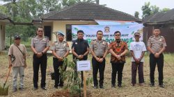Kapolres Langkat Pimpin Kegiatan Green Policing, Ajak Personel Peduli Lingkungan melalui Gotong Royong dan Penanaman Pohon