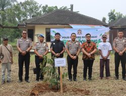 Kapolres Langkat Pimpin Kegiatan Green Policing, Ajak Personel Peduli Lingkungan melalui Gotong Royong dan Penanaman Pohon
