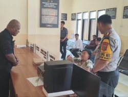 Tak Biarkan seorang Nenek Berjalan dengan Dipapah, Kapolres Bitung Turun Tangan Dorong Kursi Roda: Wujud Nyata Polisi Bersama Masyarakat