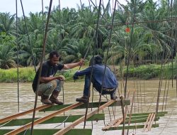 “Besi Demi Besi Terpasang, Jembatan Peudari Kian Menampakkan Wujudnya”