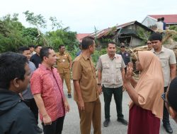 Wali Kota Lhokseumawe Tinjau Rumah Warga Tertimpa Pohon Tumbang di Waduk Pusong